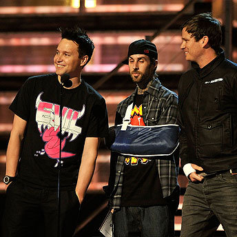 I Blink182 alla consegna dei Grammy: si può notare la vistosa fasciatura al braccio di Travis, uno dei postumi dell'incidente